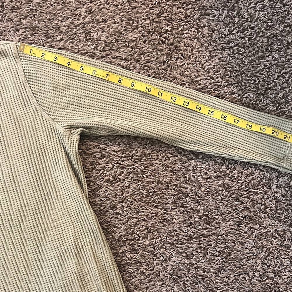 Lucky Brand 
Women’s 
Large
Celery Green Colored 
Long sleeve Henley - Picture 5 of 11